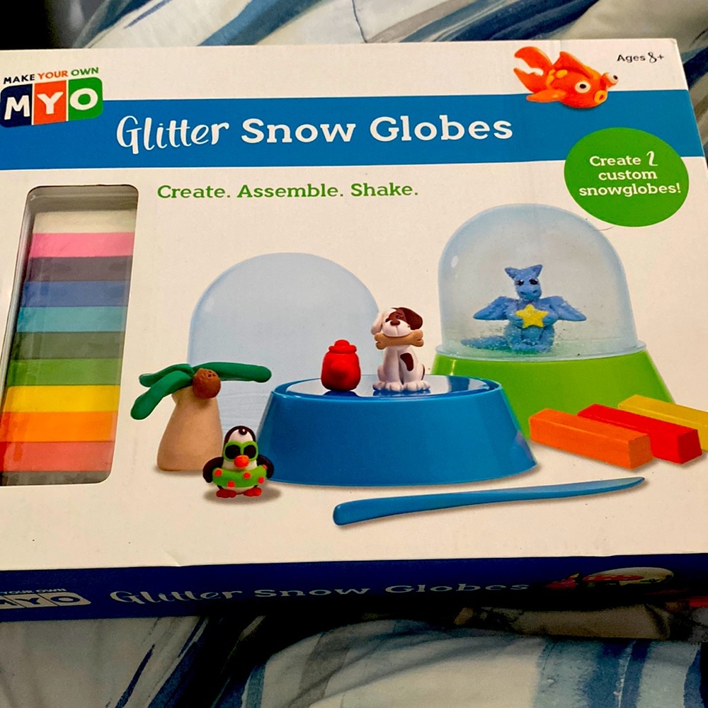 Glitter snow globes